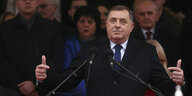 Milorad Dodik steht an einem Rednerpult