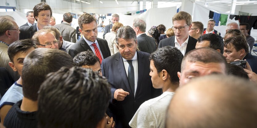 Sigmar Gabriel umgeben von Reportern und Flüchtlingen in Heidenau