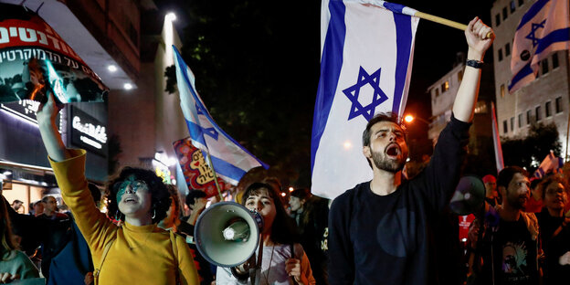 Menschen mit Israelfahnen protestieren