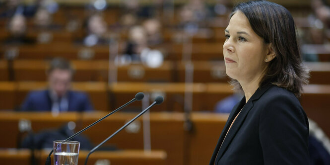 Annalena Baerbock spricht vor vollen Bänken im Europarat in Straßburg