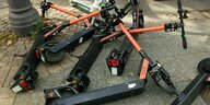 Achtlos weggeworfene E-Roller liegen in der Innenstadt von Frankfurt