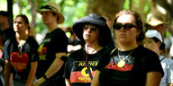 Demonstranten tragen die Farben der Aborigine-Flagge während einer «Invasion Day»-Kundgebung im Rahmen des Nationalfeiertags «Australia Day»
