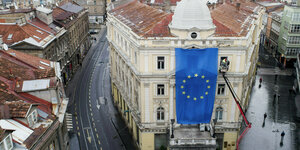 Blick auf Sarajewo, an einem Gebäude hängt eine Europa-Flagge