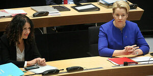Das Bild zeigt Franziska Giffey (SPD) und Bettina Jarasch (Grüne) nebeneinander auf ihren Sitzen im Plenarsaal des Berliner Abgeordnetenhauses.