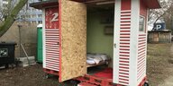 Ein rot-weiß gestreiftes "Little Home": 3,2 Quadratmeter-Häuschen für Obdachlose