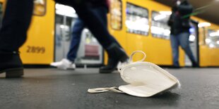 Eine FFP2 Maske liegt am Boden in einer Ubahn