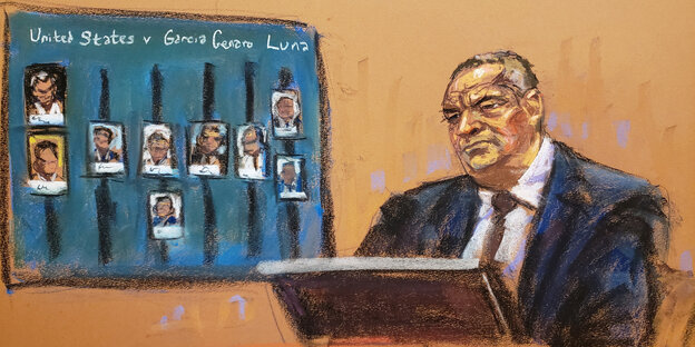 Gerichtszeichnung zeigt "El Grande" während einer Aussage vor Gericht - hinter ihm eine Tafel mit Portraits auf der steht: Uniterd States versus García Luna