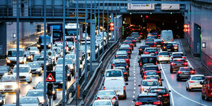 Dichter Verkehr schiebt sich im Berufsverkehr am Morgen in den Tunnel in München