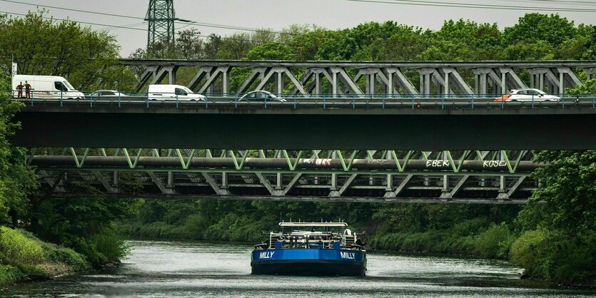 Autobahnbrücke über dem Rhein-Herne Kanal, ein Binneschiff fährt unter der Brücke durch