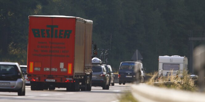 Autos und Lkw fahren auf der A81 nahe Sindelfingen.