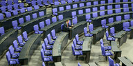 Ein Abgeordneter sitzt im leeren Bundestag