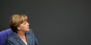 Angela Merkel, sitzend.