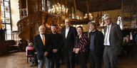 Die Preissträger stehen mit dem Bürgermeister und weiteren Personen im Bremer Rathaus