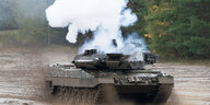 Ein Panzer vom Typ Leopard bei einer Schießübung