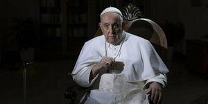 Papst Franziskus hält während eines Interviews inne