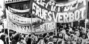 Historisches schwarz-weiß Bild einer Demo gegen den Radikalenerlass in den 70er Jahren.