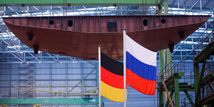 Kiellegung eines Schiffes vor der deutschen und russischen Fahne