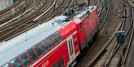 Eine Regionalbahn der Deutschen bahn fährt aus dem Hauptbahnhof aus