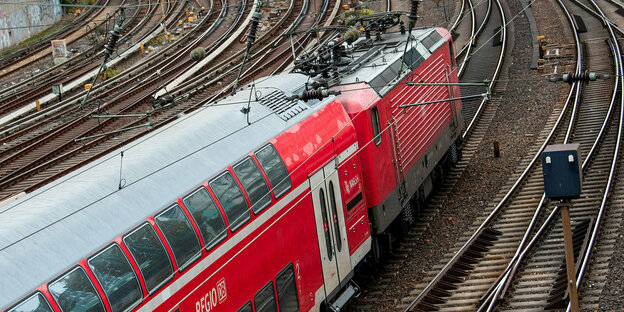 Eine Regionalbahn der Deutschen bahn fährt aus dem Hauptbahnhof aus