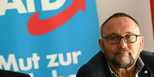 Der damalige Bremer AfD-Vorsitzende Frank Magnitz sitzt 2019 vor einem AfD-Plakat