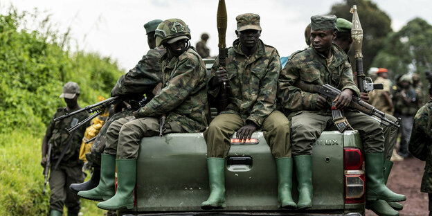 Eine Gruppe Rebellen ziehen aus der umkämpften Region im Ostkongo auf einem LKW ab