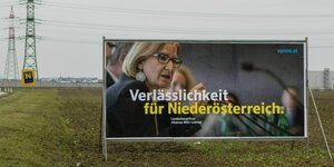 Ein Wahlplakat Johanna Mikl-Leitner steht in der winterlichen Landschaft: Verlässlichkeit für Niederösterreich