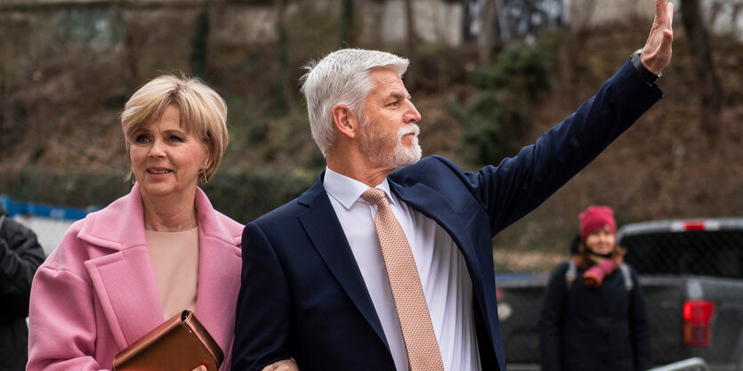 Petr Pavel (r), Präsidentschaftskandidat und pensionierter Armeegeneral, trifft mit seiner Frau Eva am zweiten Tag der Stichwahl ums Präsidentenamt in Tschechien in seinem Wahlkampflager ein