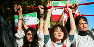 Demonstrantinnen mit Iran-Fahnen