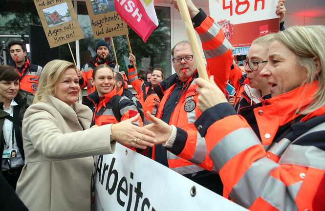 Bundesinnenministerin Nancy Faeser schüttelt Gewerkschaftlern Hände