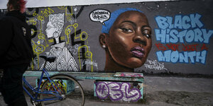Graffiti eine schwarzen Frau mit dem Schriftzug Black History its not just a Month