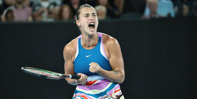 Aryna Sabalenka mit Tennissschläger