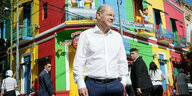 Bundeskanzler Olaf Scholz (SPD) besucht den Stadtteil La Baco für einen Austausch mit Bürgern von Buenos Aires.