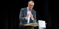 CDU-Bundesvositzender Friedrich Merz spricht an einem Pult
