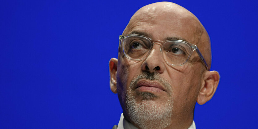 Der entlassene Minister Zahawi vor einem blauen Hintergrund