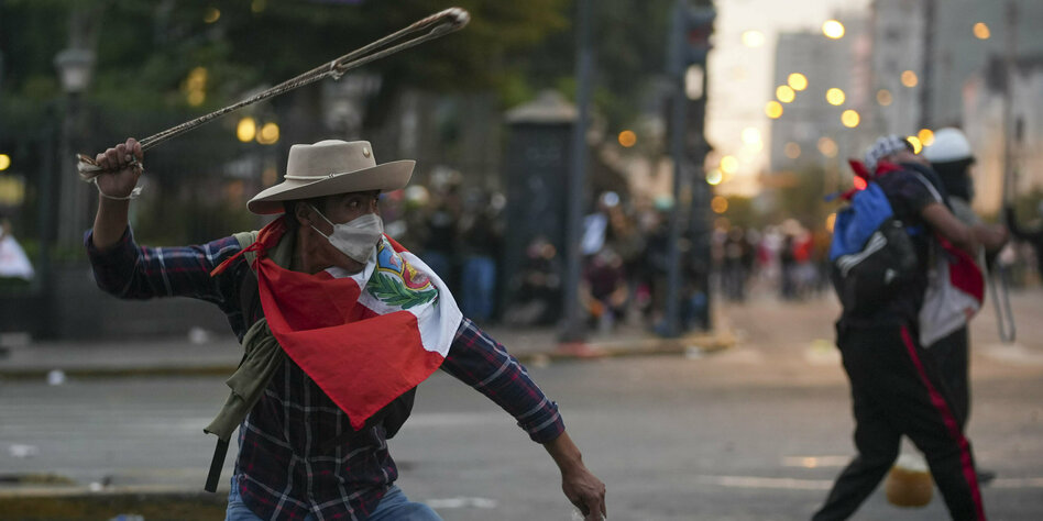 Staatskrise in Peru: Erster Toter bei Protest in Lima