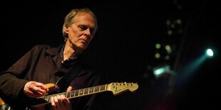 Der Gitarrist und Sänger Tom Verlaine auf der Bühne in Mailand 2ß16