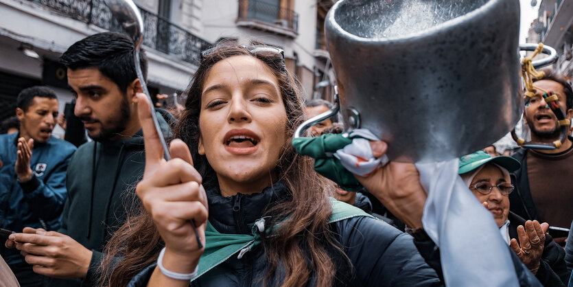 Protestierende schlagen auf Töpfe