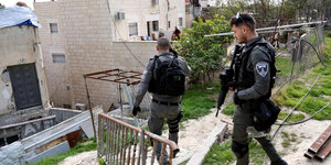 Israelische Polizisten patrouillieren vor dem Haus des 21-jährigen palästinensischen Angreifers