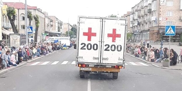Ein krankenwagen fotografiert aus einem dahinter fahrenden Auto