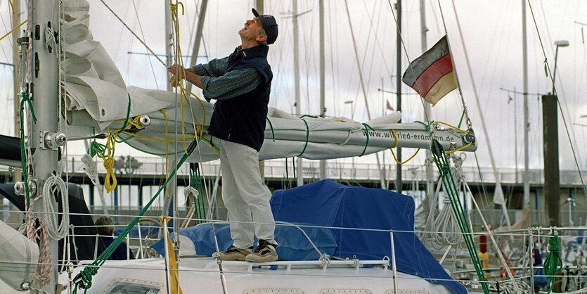 Segler Wilfried Erdmann im Jahr 2000 auf seinem Segelboot in Cuxhaven