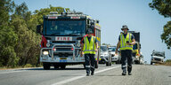 Feuerwehrleute auf einer Straße in Australien.