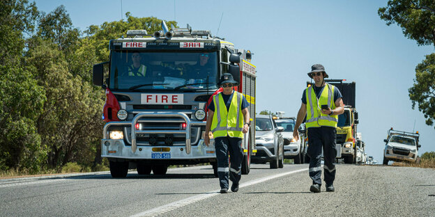 Feuerwehrleute auf einer Straße in Australien.