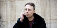 Portät von Joshua Cohen, Zigarette rauchend