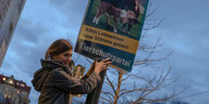 Wahlhelfter hängt ein Wahlplakt der Tierschutzpartei für die Wiederholungswahl zum Berliner Abgeordnetenhaus hängen in Berlin-Prenzlauer Berg auf. Darauf zu lesen: "Allen Lebewesen eine Stimme geben - Tierschutzpartei".