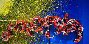 Dänische Handballspieler feiern ihren WM-Titel, von oben fotografiert