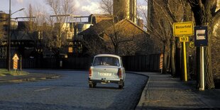 Ein Trabant rollt am Ortseingangsschild von Bitterfeld vorbei