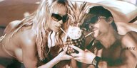 Pamela Anderson trinkt mit Kid Rock aus einer Ananas