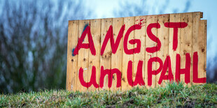 auf einem Holzschild steht mit roter Schrift "Angst um Upahl"