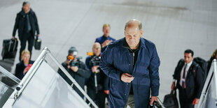 Olaf Scholz auf der Gangway eines Flugzeugs