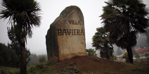 Ein Stein mit der Aufschrift "Villa Baviera"